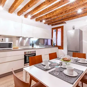 Central Apt Venise